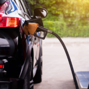 Gobierno activa plan de congelación de combustibles y ajusta precios para enfrentar crisis internacional