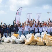Más de 120 jóvenes participan en jornada de limpieza de Playa Najayo por el Día Mundial de los Océanos