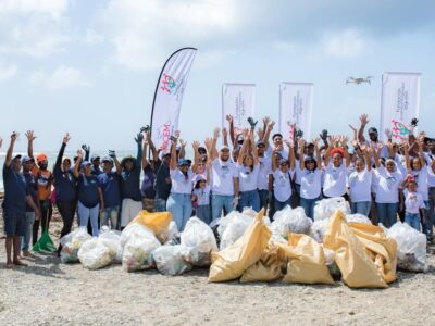 Más de 120 jóvenes participan en jornada de limpieza de Playa Najayo por el Día Mundial de los Océanos