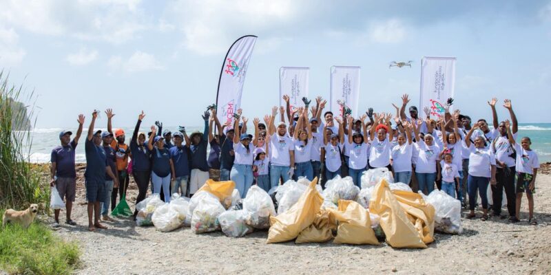 Más de 120 jóvenes participan en jornada de limpieza de Playa Najayo por el Día Mundial de los Océanos