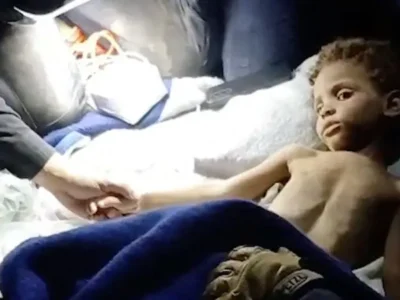 El milagroso rescate de un niño de 3 años seis días después de los terremotos en Venezuela