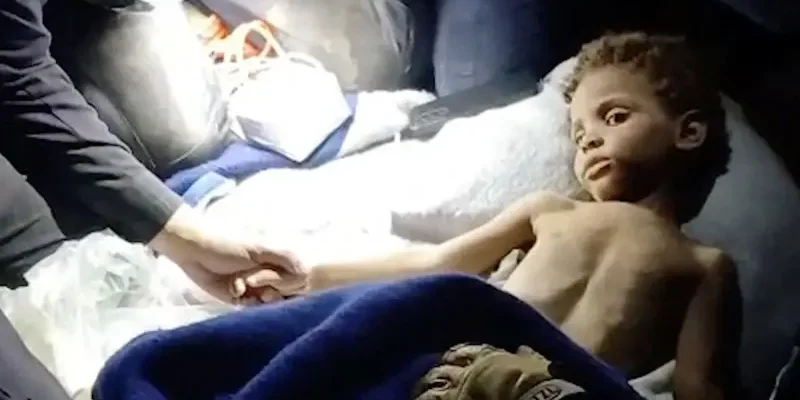 El milagroso rescate de un niño de 3 años seis días después de los terremotos en Venezuela