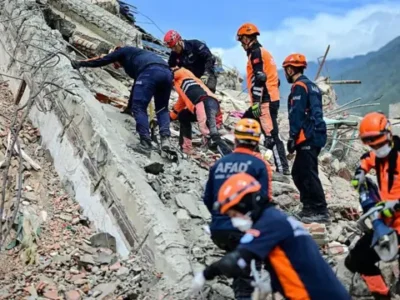 Rescatistas brindan apoyo emocional durante labores de búsqueda y rescate en La Guaira
