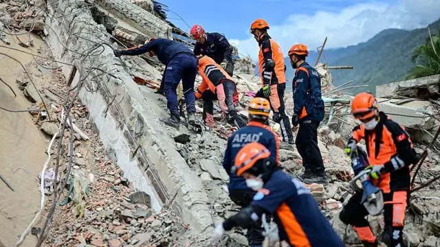 Rescatistas brindan apoyo emocional durante labores de búsqueda y rescate en La Guaira