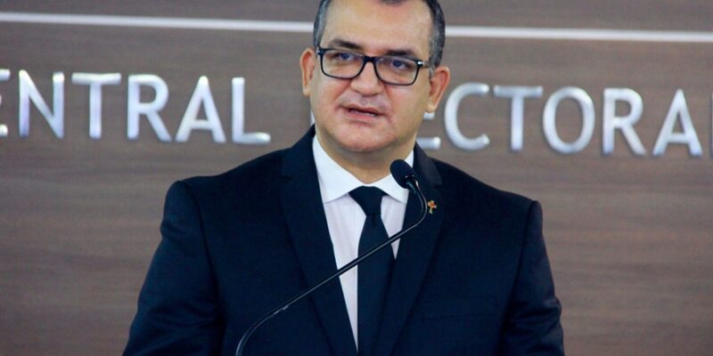 Presidente de la JCE aclara validez del escudo en la cédula dominicana