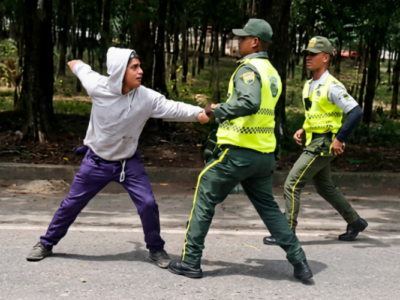 Ciudadano se enfrentan a golpes con agente durante fiscalización en Jarabacoa