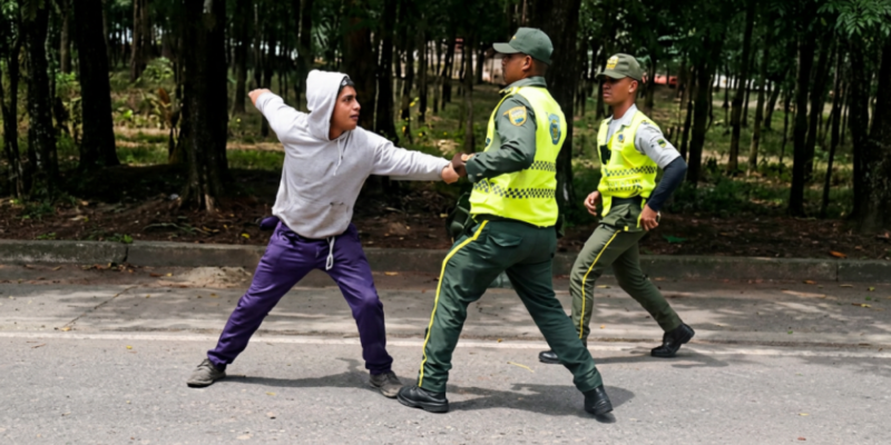 Ciudadano se enfrentan a golpes con agente durante fiscalización en Jarabacoa