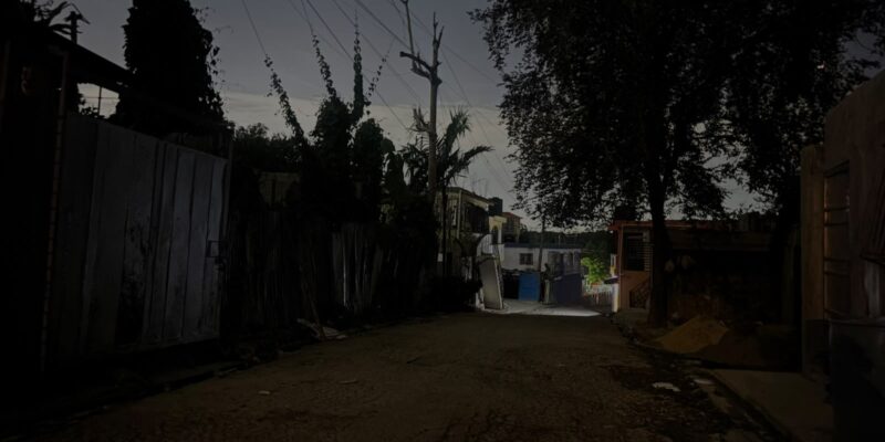Residentes de Los Arqueanos, en Villa Mella, denuncian prolongados apagones y escasez de agua