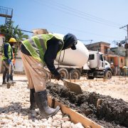 MIVHED avanza en transformación de Los Praditos: inician trabajos de subbase, alcantarillado y terracería para aceras y parques