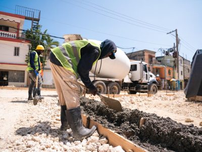 MIVHED avanza en transformación de Los Praditos: inician trabajos de subbase, alcantarillado y terracería para aceras y parques