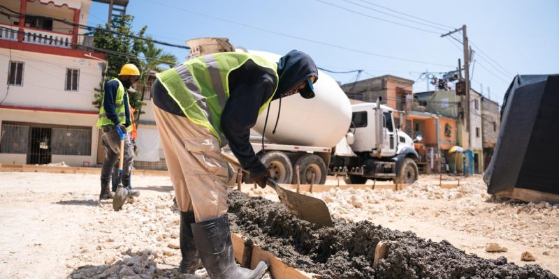 MIVHED avanza en transformación de Los Praditos: inician trabajos de subbase, alcantarillado y terracería para aceras y parques