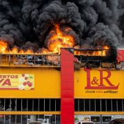 Incendio afecta tienda comercial L & R en la autopista Las Américas