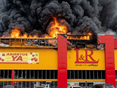 Incendio afecta tienda comercial L & R en la autopista Las Américas
