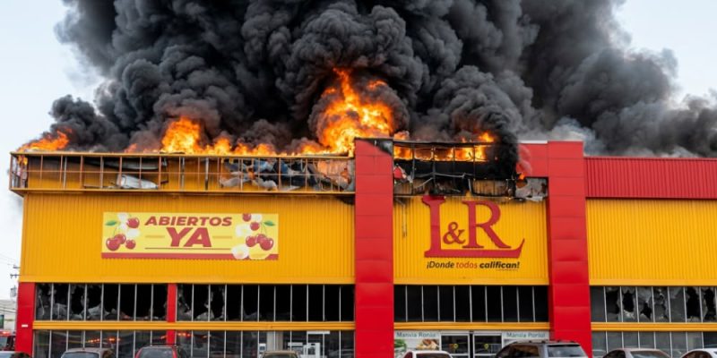 Incendio afecta tienda comercial L & R en la autopista Las Américas