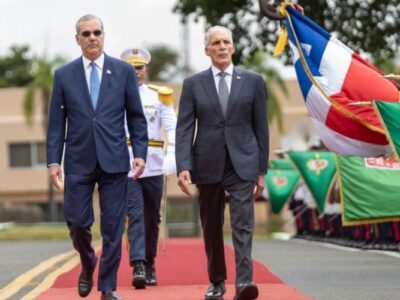 Abinader recibe en el Palacio Nacional al presidente de Honduras, Nasry Asfura