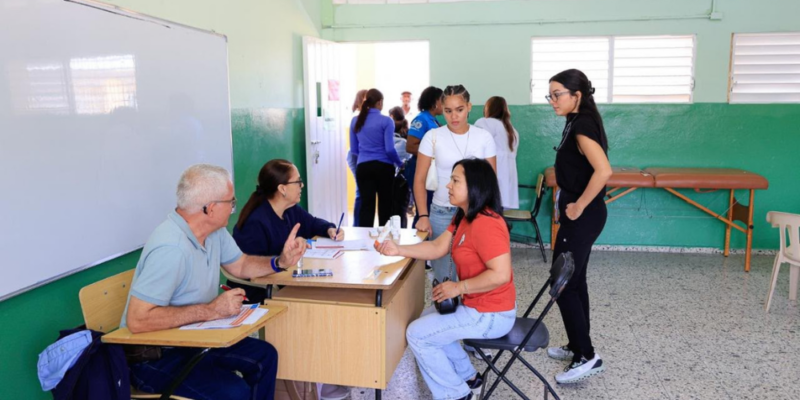 Rehabilitación y el HOMS brindan servicios de salud gratuitos durante operativo médico en Constanza