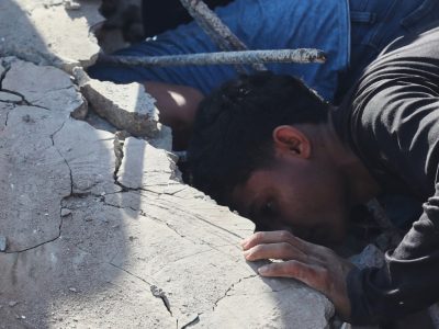 Rescatistas intensifican búsqueda de personas atrapadas entre escombros tras terremoto en Colombia