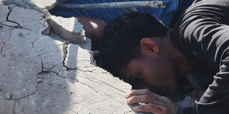 Rescatistas intensifican búsqueda de personas atrapadas entre escombros tras terremoto en Colombia