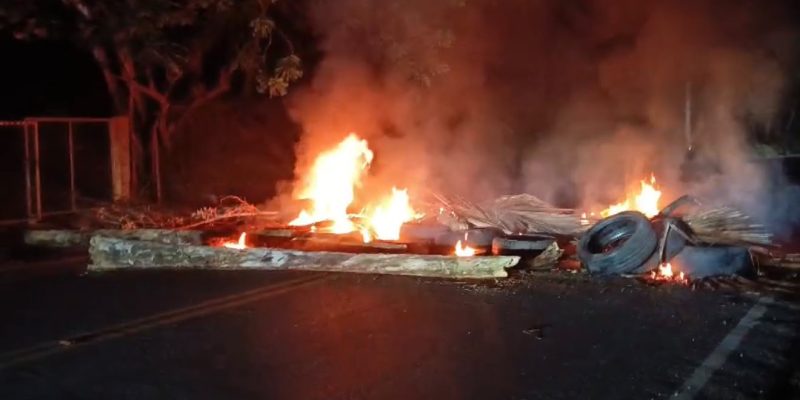Comunitarios protestan por apagones en Arroyo Barril y exigen solución al servicio eléctrico