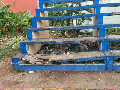 Residentes de Brisa de Leeden piden al ministro Kelvin Cruz intervenir cancha en estado de abandono