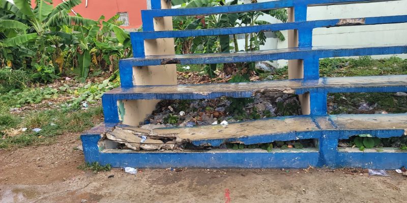Residentes de Brisa de Leeden piden al ministro Kelvin Cruz intervenir cancha en estado de abandono