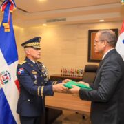 Entrega de bandera marca cambio de mando entre Cruz Cruz y Rodríguez García en la Policía Nacional