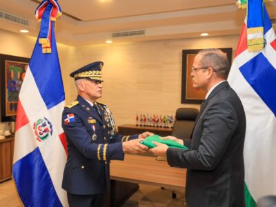 Entrega de bandera marca cambio de mando entre Cruz Cruz y Rodríguez García en la Policía Nacional