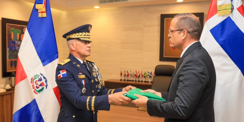 Entrega de bandera marca cambio de mando entre Cruz Cruz y Rodríguez García en la Policía Nacional