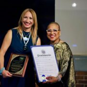 Wendy Queliz recibe cinco reconocimientos en Estados Unidos por su destacada labor en el teatro inclusivo