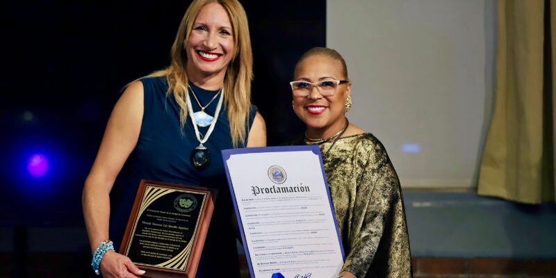 Wendy Queliz recibe cinco reconocimientos en Estados Unidos por su destacada labor en el teatro inclusivo