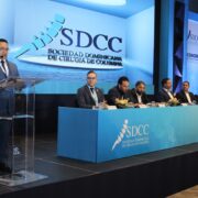 Neurocirujano advierte sobre riesgos del exceso de peso en mochilas escolares
