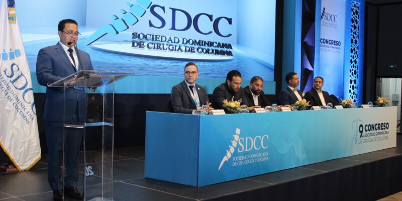 Neurocirujano advierte sobre riesgos del exceso de peso en mochilas escolares