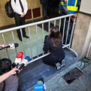 “La muerte me persigue, yo siento que ustedes se burlan de mí”: expresa familiar de víctima del Jet Set