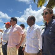 David Collado supervisa operativo de limpieza de sargazo en Playa Rincón