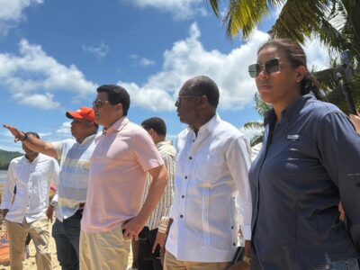 David Collado supervisa operativo de limpieza de sargazo en Playa Rincón