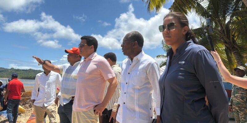 David Collado supervisa operativo de limpieza de sargazo en Playa Rincón