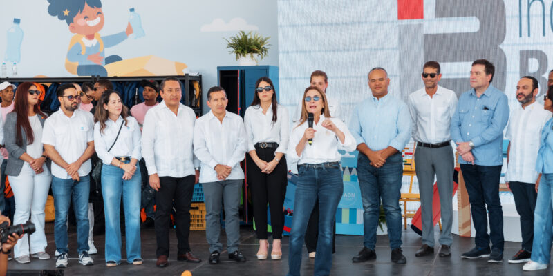 Carolina Mejía alivia el bolsillo de las familias en Plásticos por Útiles Escolares