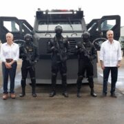 Abinader muestra capacidades militares de RD al presidente de Honduras