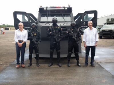 Abinader muestra capacidades militares de RD al presidente de Honduras