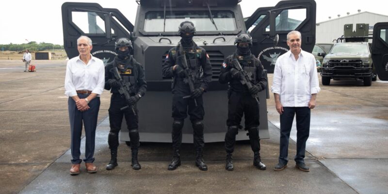 Abinader muestra capacidades militares de RD al presidente de Honduras