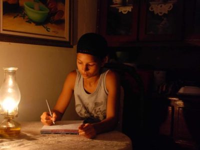 Comunitarios de El Limón protestan por constantes apagones e incendian neumáticos