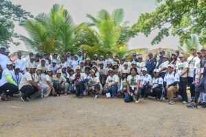 Colaboradores para la limpieza en playa de Samaná.