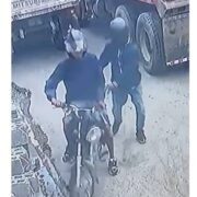 Atraco en Los Alcarrizos: despojan de cadena y dinero a propietario de ferretería