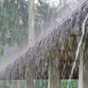 Lluvias y ráfagas de viento afectarán varias provincias este jueves