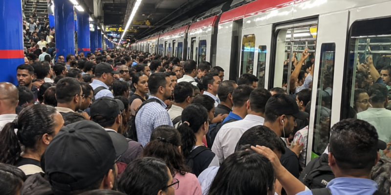 ¡Otra vez! Metro de Santo Domingo presenta interrupción y retrasa usuarios
