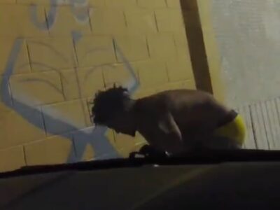 ¡Indignante! Captan a ciudadano lanzando basura a Centro Educativo en El Almirante