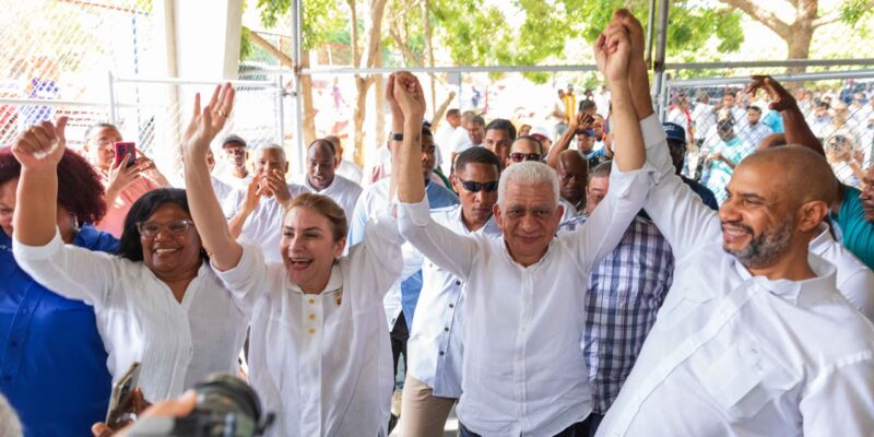 Carolina Mejía juramenta nuevos dirigentes de su proyecto presidencial en Bahoruco