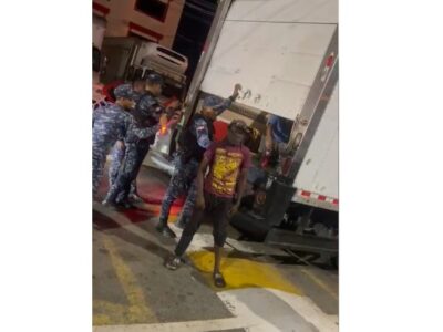 ¡Insólito! Policía detiene camión con 44 haitianos indocumentados en Villa Tapia