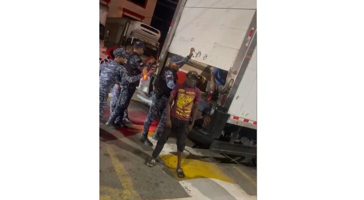 ¡Insólito! Policía detiene camión con 44 haitianos indocumentados en Villa Tapia
