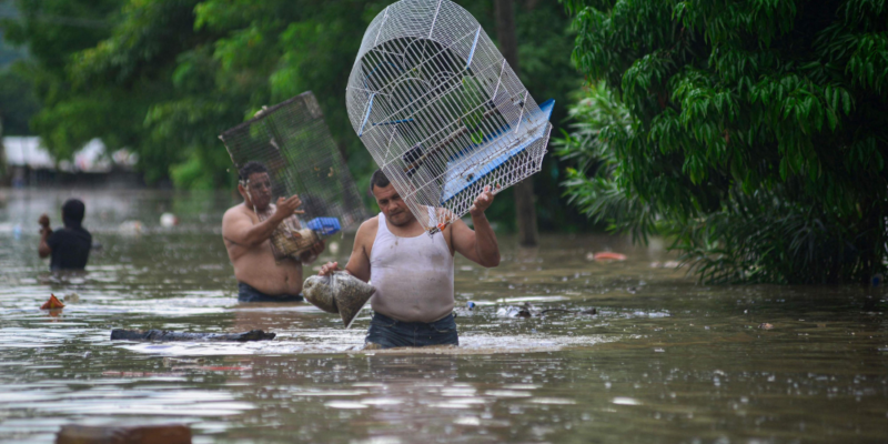 Lluvias provocan inundaciones en México y arrastran a varias personas